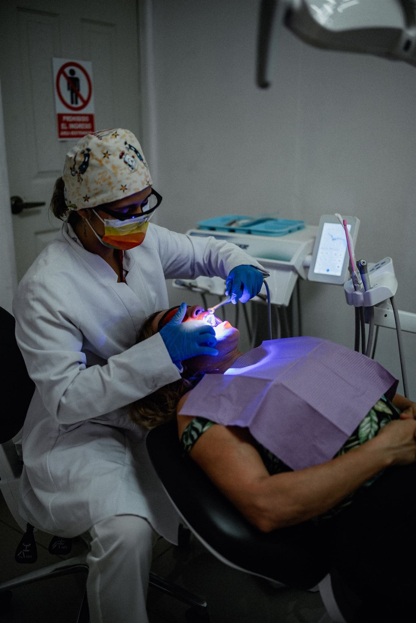 La Dra. Yorgeli González García atendiendo a un paciente en Clínica Dental D'Arte