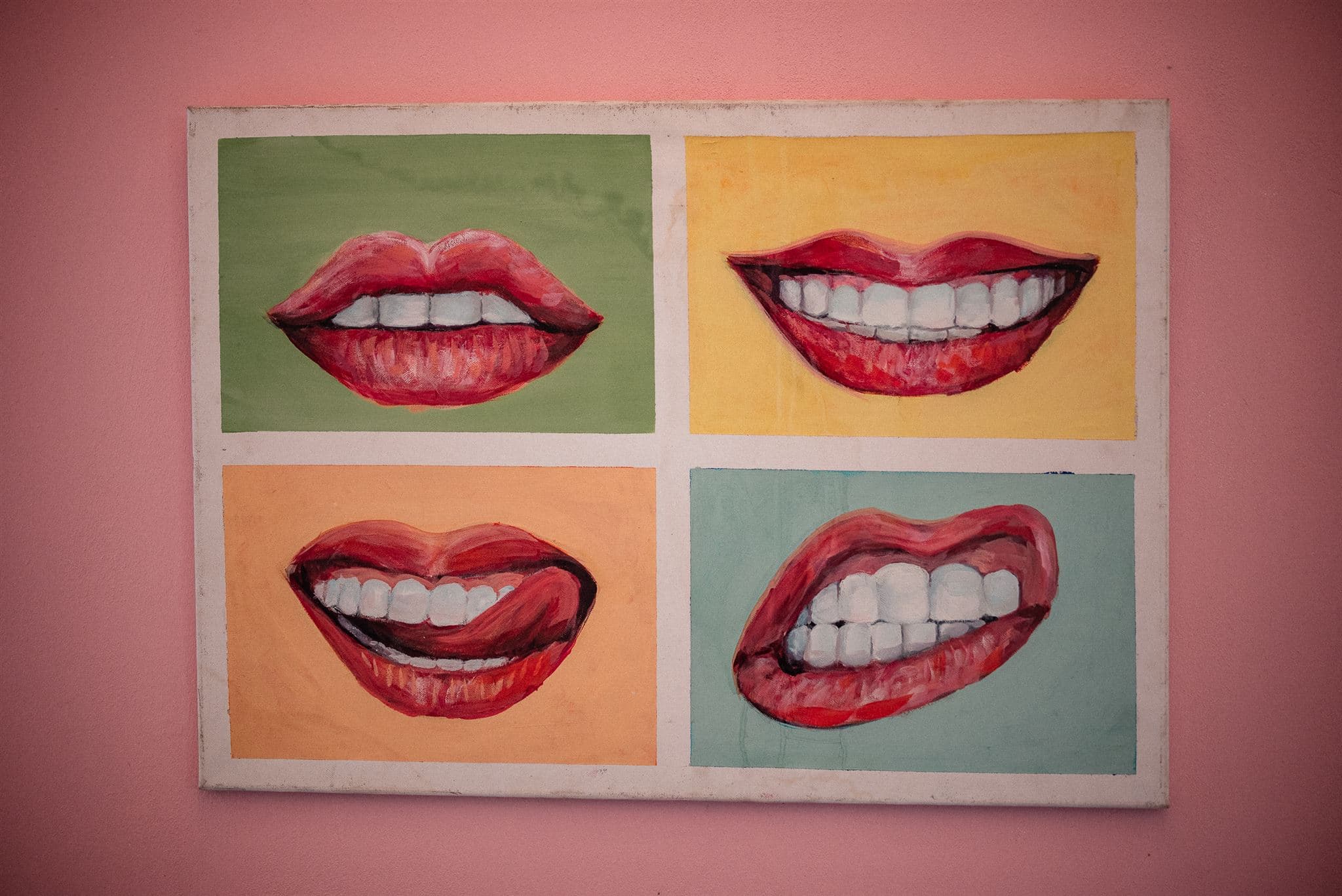 Obra de cuatro sonrisas pintada en Clínica Dental D'Arte